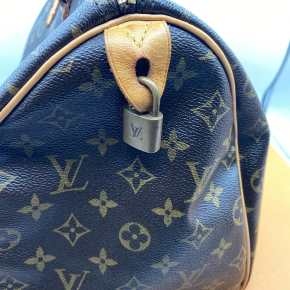 Louis Vuitton Speedy 35 Monogram Handbag. - Picture 12 of 15